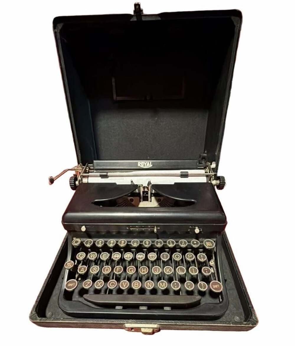 Vintage Royal Model O Portable Typewriter with Case